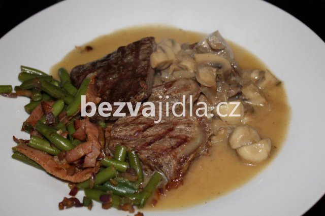 hovězí steak s fazolkami a slaninou