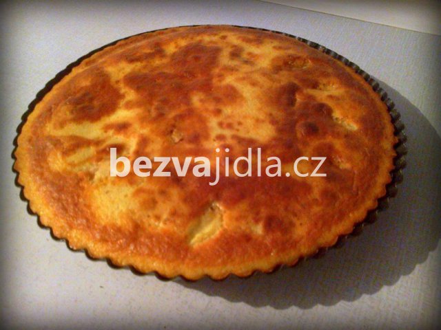 obrácený jablkový koláč
