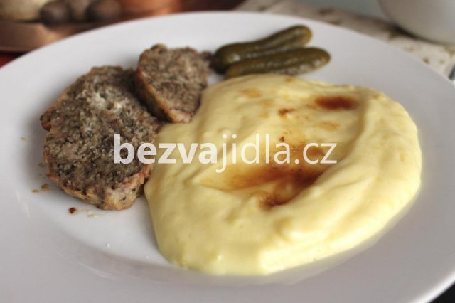 domácí sekaná s bramborovou kaší