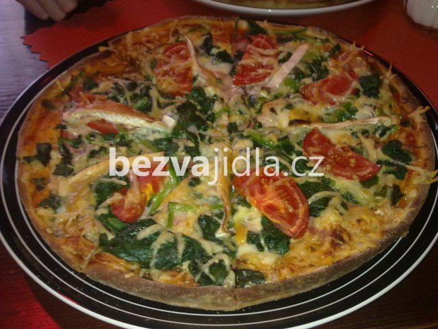 pizza s rajčaty a špenátem