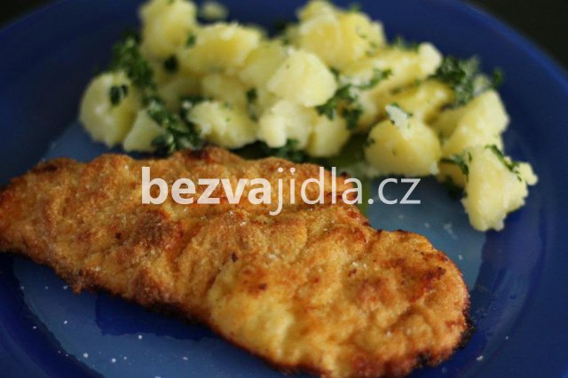 kuřecí řízek s bylinkovými bramborami