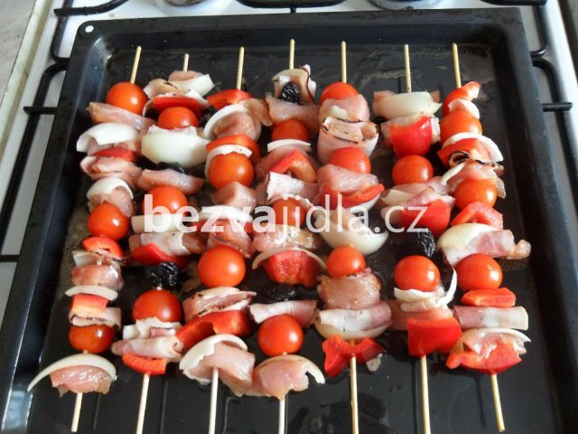 kuřecí špízy se slaninou a švestkami